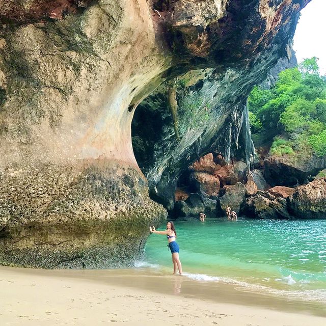 หาดถ้ำพระนาง สวยเด่นตรงวิวถ้ำและเกาะใกล้ๆชายหาด