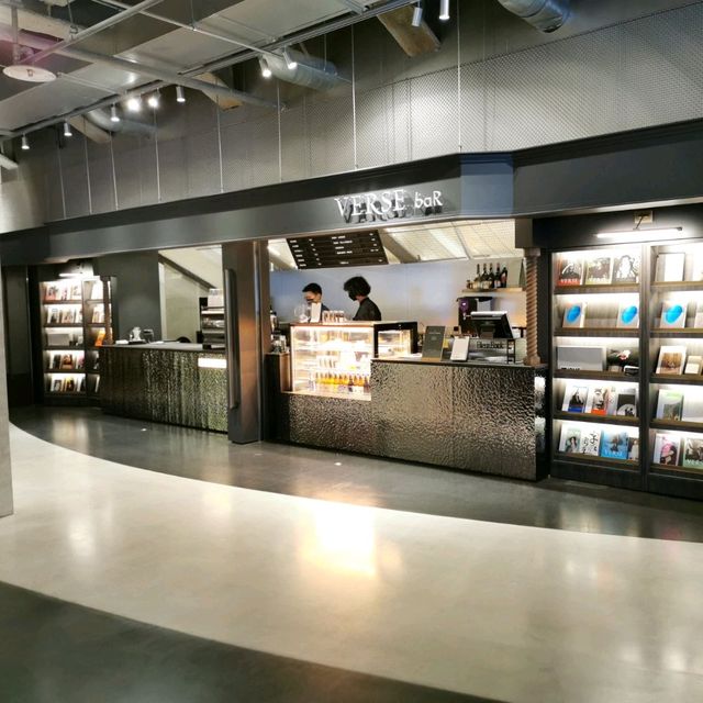 台北景點—建築外觀有巨型球體的台北表演藝術中心