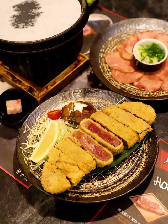 石燒牛舌超級正！燒幾熟自己話事🥰  經過呢間餐廳幾次都話想試吓， 今日終於有時間同蝦子餅一齊嚟食  主要係見到佢有個石燒牛，好似好吸引 之前喺日本食過，食過返尋味 所以我哋都好懷念  鹽蔥薄切牛舌 