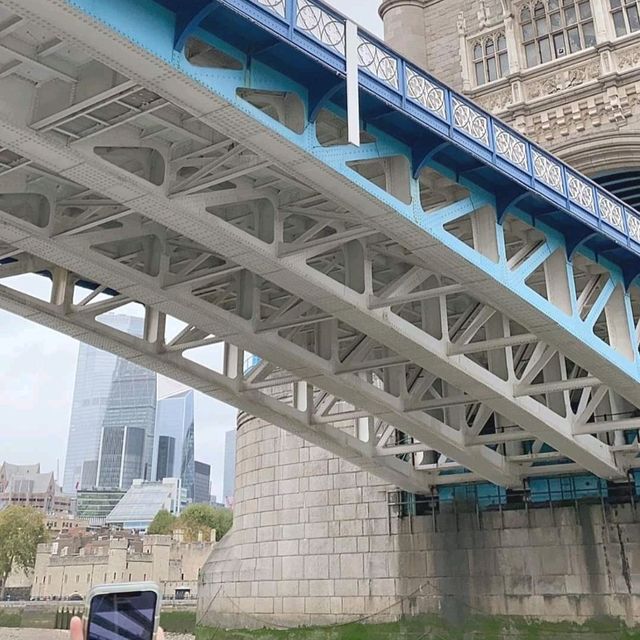 Under the London Bridge