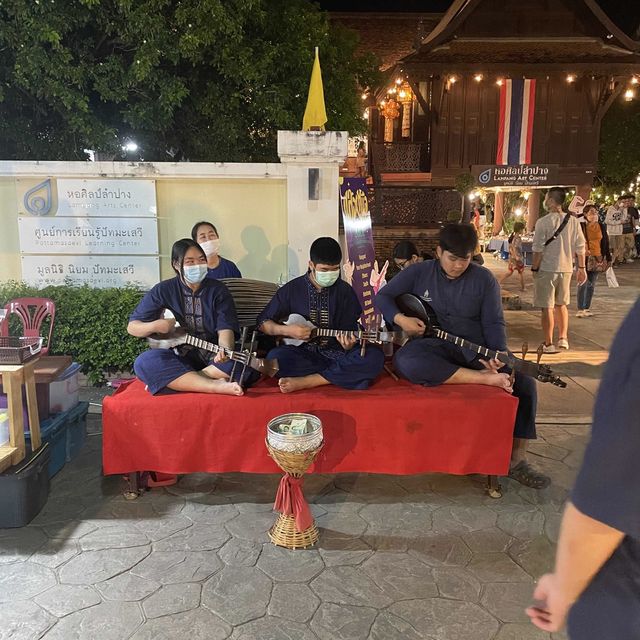 กาดกองต้า ถนนคนเดินประจำจังหวัดลำปาง