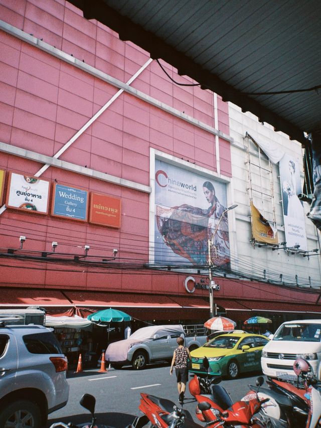 ตลาดขายผ้าขนาดใหญ่ในกรุงเทพ “พาหุรัด”