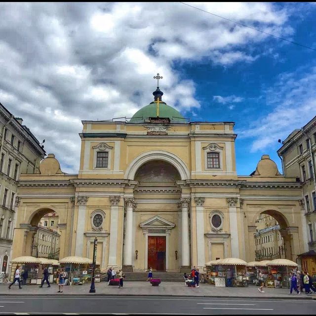 Strolling the streets of St. Petersburg 😍