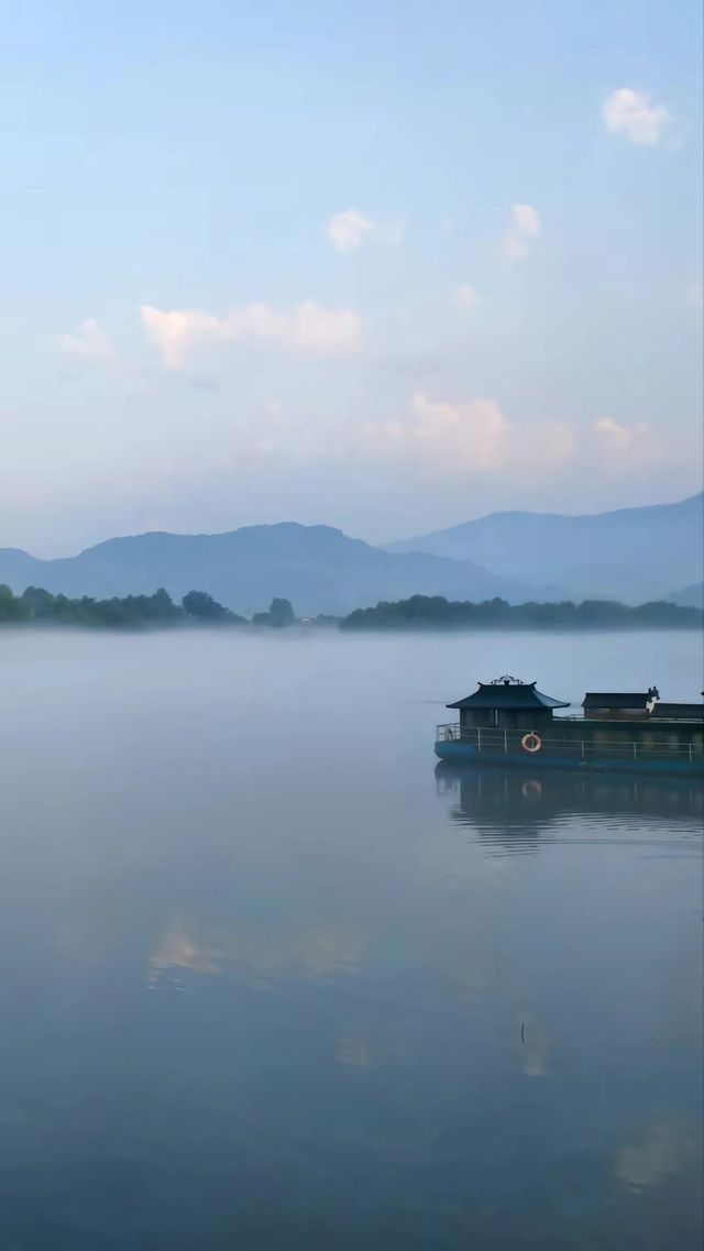 Peach Blossom Pool, a thousand feet deep. Peach Blossom Pool, as beautiful as a painting in Li Bai's poem!