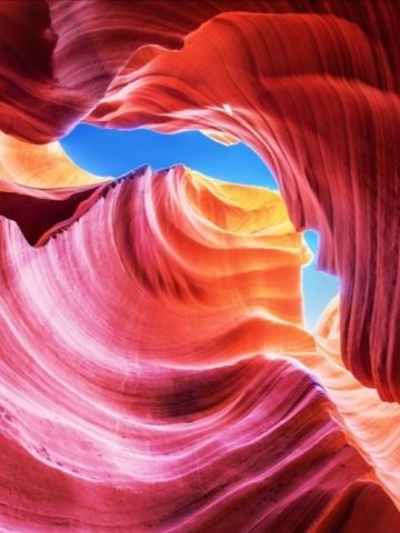 Go to the narrowest and most magical Antelope Canyon in the world to enjoy the magical and colorful colors.