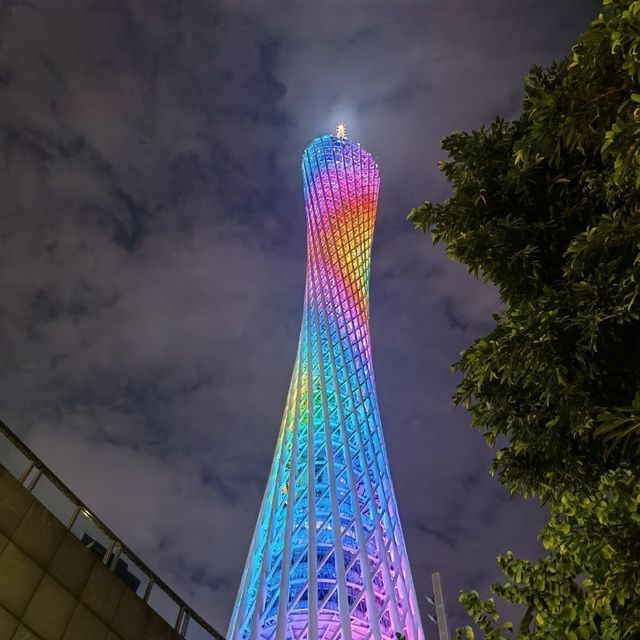 三月，在與鮮花爭春的廣州塔上吃喝玩樂