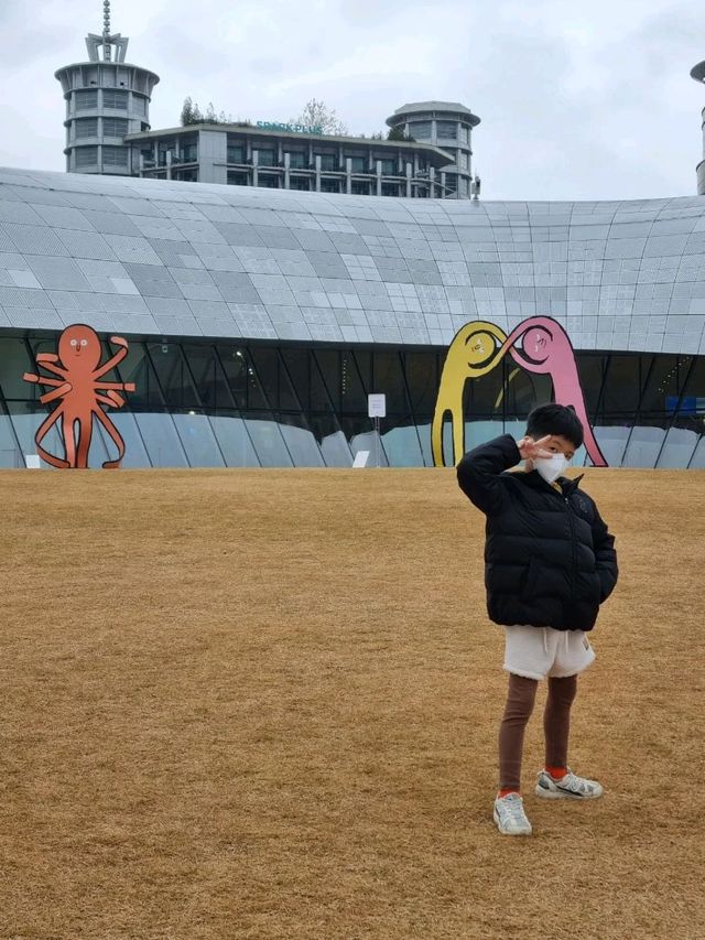 야외에도 전시된 장 줄리앙전시 