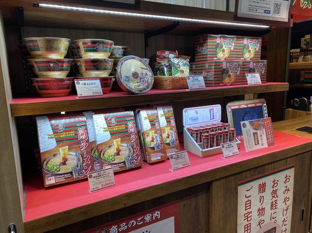 福岡空港。保安検査場内にあるラーメン『一蘭』