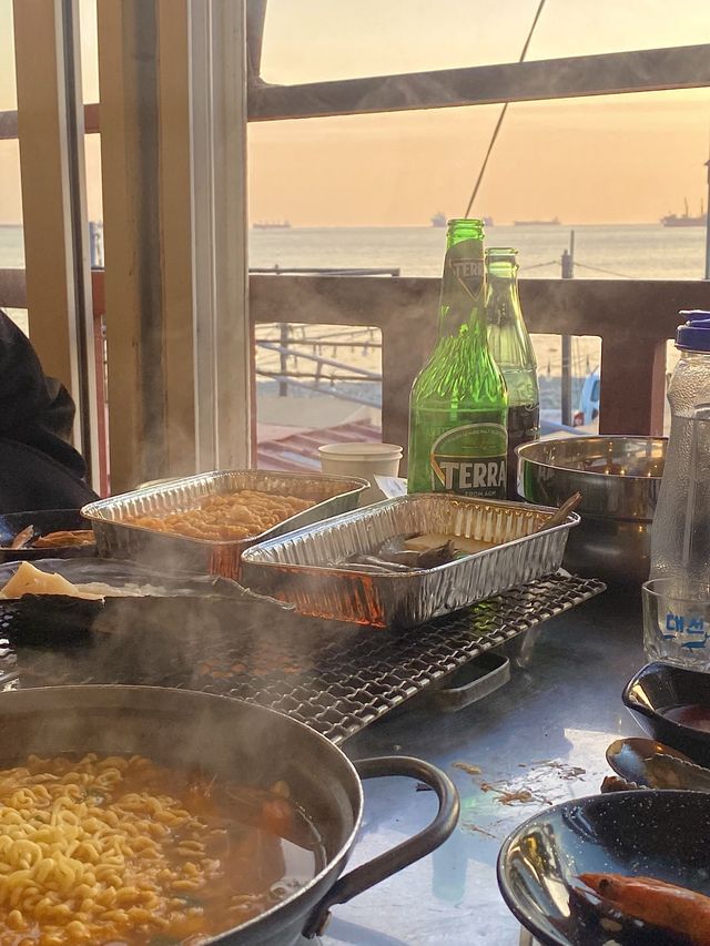 바다보면서 조개구이 한 입!