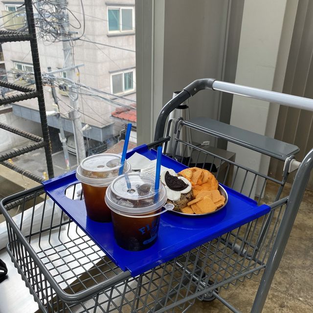 그냥 테이블 아니고 카트테이블! 시원한 색감과 하이틴 감성이 돋보이는 연남동 카페 <피프티인더카트>