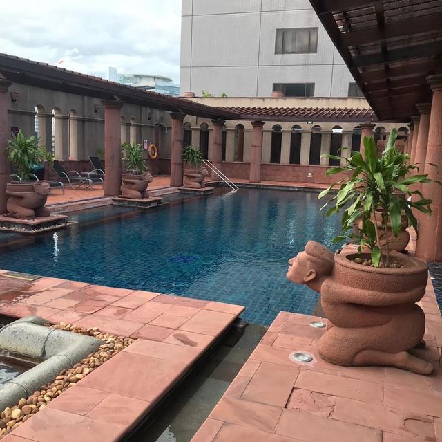 โรงแรมตกแต่งแนวสมัยขอม สุดหรูบนถนนลุมพืนี