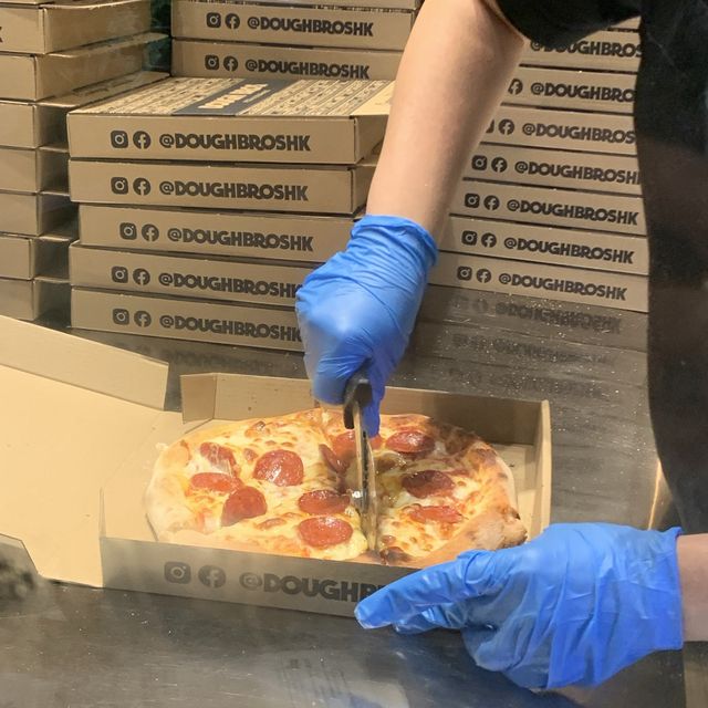 比起一般pizza煙韌同有嚼勁｜Dough Bros