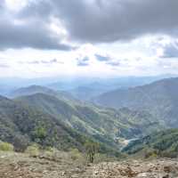 山頂のオブジェと塔ノ岳と景色