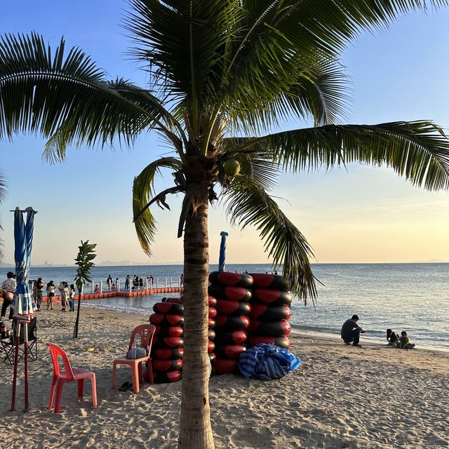 หาดบางแสนยามเย็น ตำนานรักอมตะ ไม่รู้ลืม 🏖️