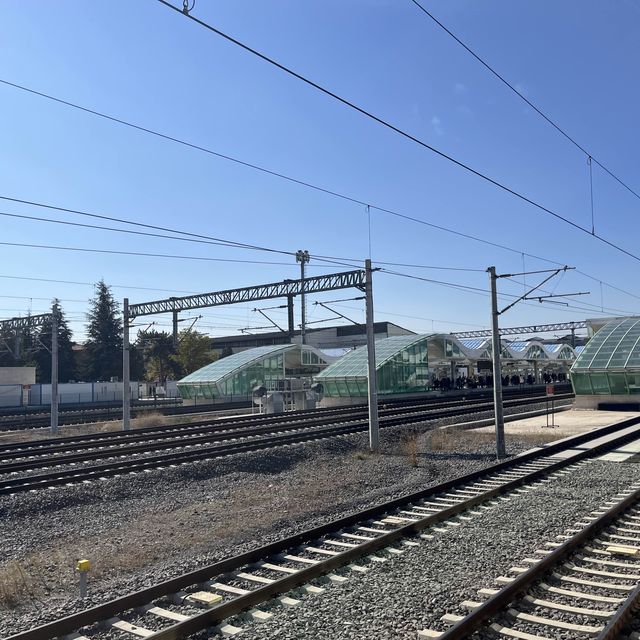 秋のエスキシェヒルへの旅 町の玄関口の駅