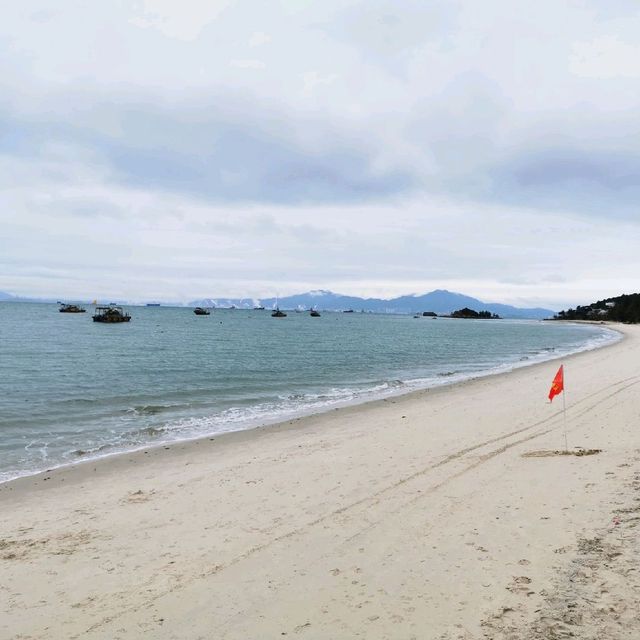 Waterfront and beach walk in Xunliao Bay