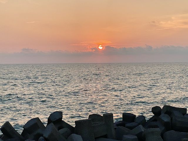 從旭日東昇☀到夕陽如丹🌇～高雄彌陀🗺『彌陀海邊』🌊