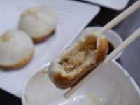 吸住湯汁吃生煎包