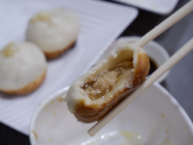 吸住湯汁吃生煎包