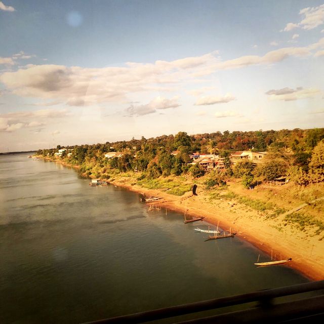 Crossing the friendship bridge to Thailand! 