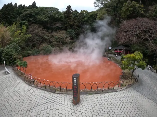 【大分県】ここでしか見られない赤い池？！