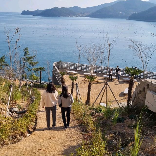 여수 최대 규모의 바다뷰와 인생샷 스팟 천국 카페 '모이핀'