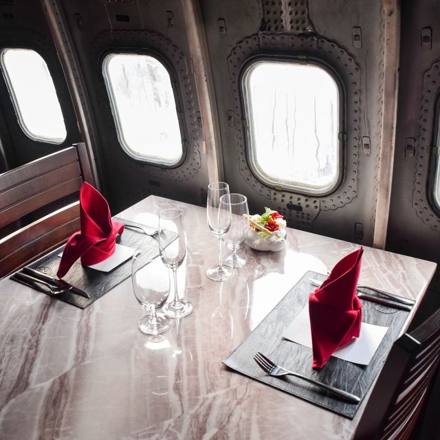 รีวิว Fine Dining ระดับ First Class บนเครื่องบิน