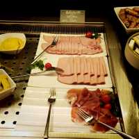 breakfast buffet อลังการที่ Leonardo Royal hotel