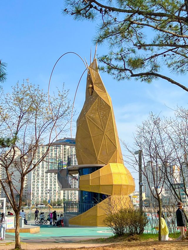 인천 소래포구의 랜드마크 '새우타워 전망대'