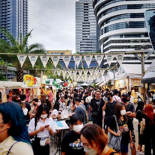 Bustling Crowd In Jodd Fairs Market