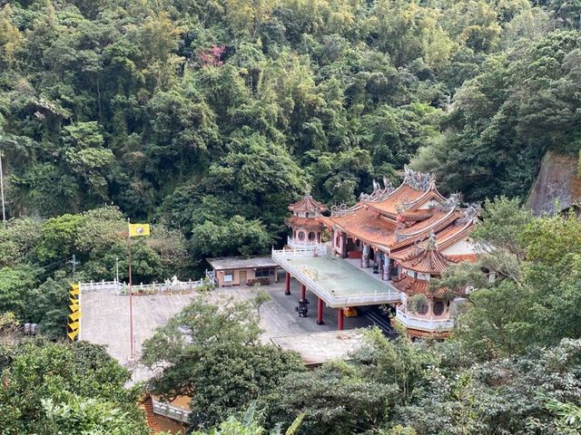 Beautiful temple at the end of a hike 🍂