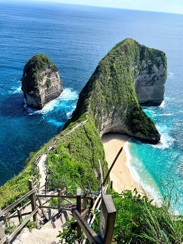 When you come to Bali, you must go to the picturesque Penida Island for photos.