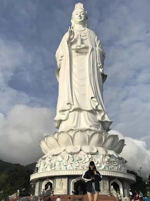 엄청난 크기에 압도당하는, 다낭 ‘영흥사 해수관음상’