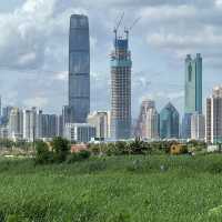 沿梧桐河行走，一路飽覽深圳和香港的城鄉美景