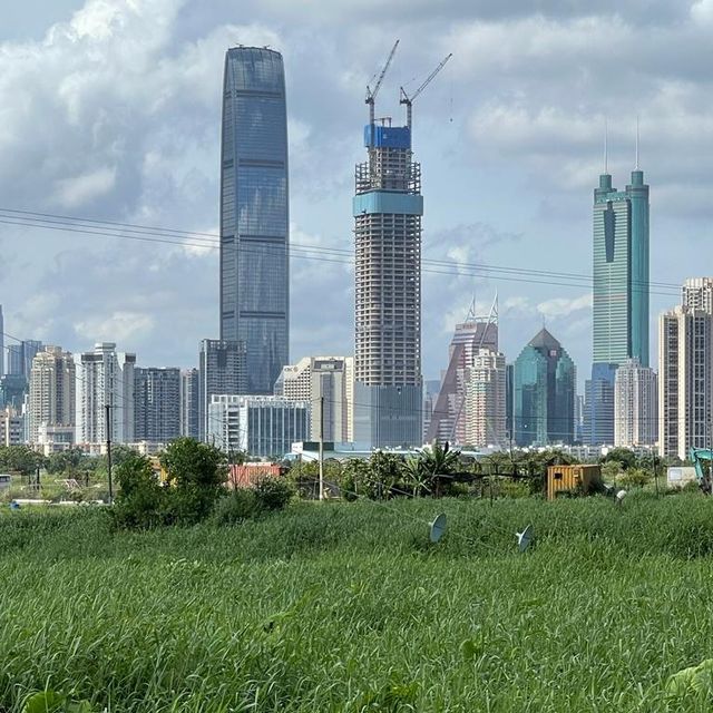 沿梧桐河行走，一路飽覽深圳和香港的城鄉美景