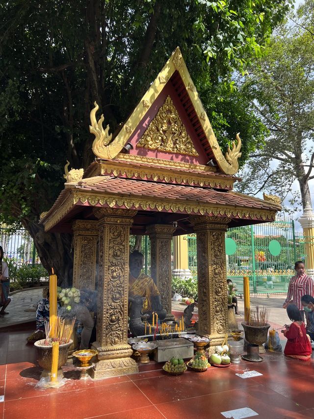 สักการะสิ่งศักดิ์สิทธิ์คู่บ้านคู่เมืองเสียมเรียบ