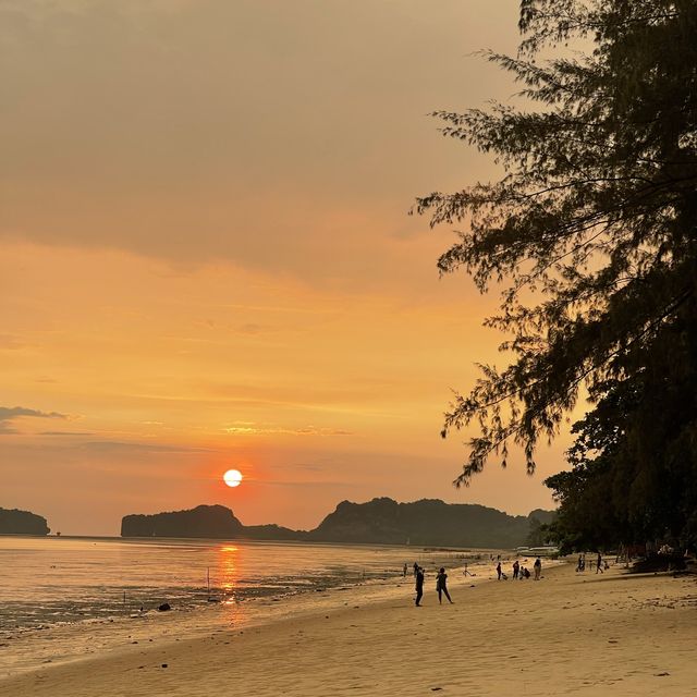 ชมพระอาทิตย์ลับขอบฟ้า.. หาดปากบารา สตูล