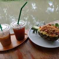 ชายสมัยคาเฟ่ 2498  คาเฟ่ไนสวน