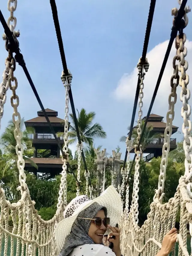 Hanging bridge, Palawan beach 