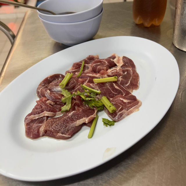 曼谷｜傳統炭燒牛雜火鍋🍲