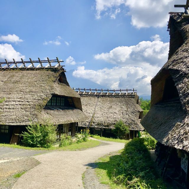 富士の麓にある茅葺屋根の集落