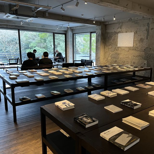 【神奈川】読書タイム。惣湯テラスのライブラリー📚