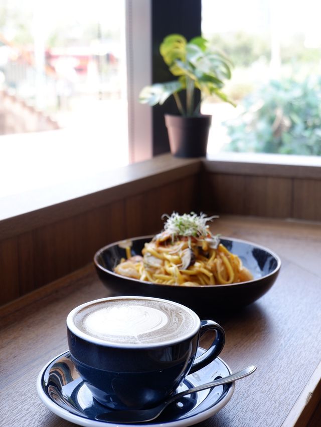 輕鐵旁的木系Cafe 