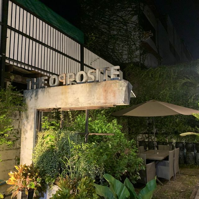 The Oqposite คาเฟ่เล็กๆใกล้วัดโสมนัส