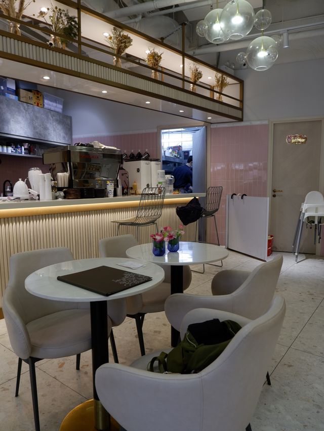 沐浴於樹林與陽光的小黃鴨cafe