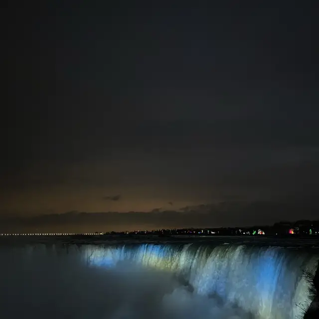 Magnificent falls between 🇺🇸🇨🇦border