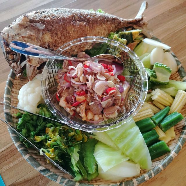 ร้านอาหารริมน้ำพระนั่งเกล้า