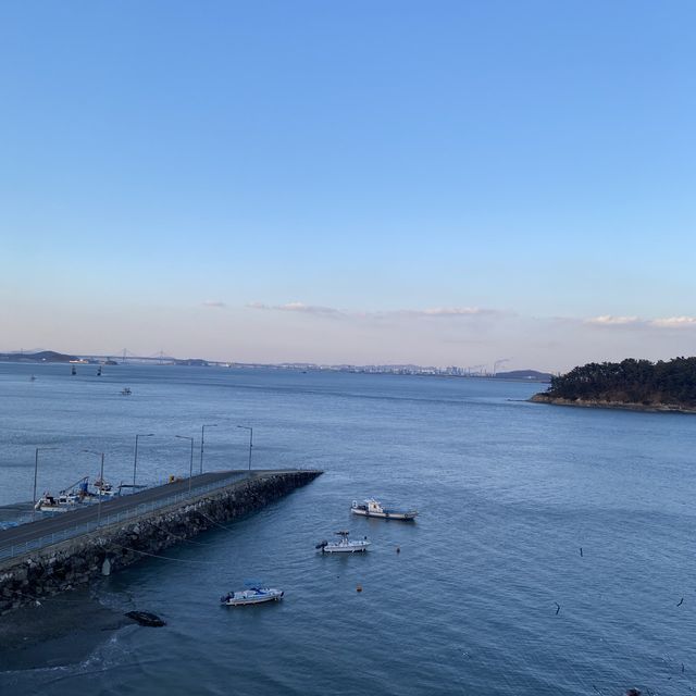 바다보며 디저트를 즐기는, [인천 바다앞 테라스]