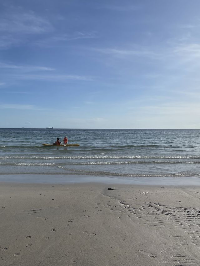 หาดถ้ำพัง หาดที่เล่นน้ำได้บนเกาะสีชัง