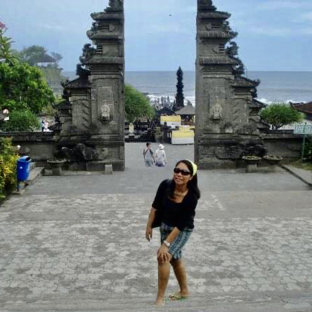 Sightseeing at Tanah Lot Temple, Bali. 